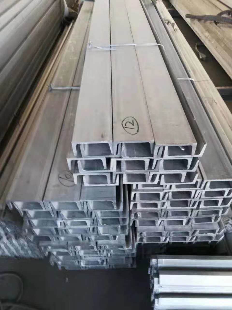 不锈钢异型材槽钢不锈钢异型材属于不锈钢型材的一种其形状可分为很多种最常见的为角钢扁钢槽钢等等